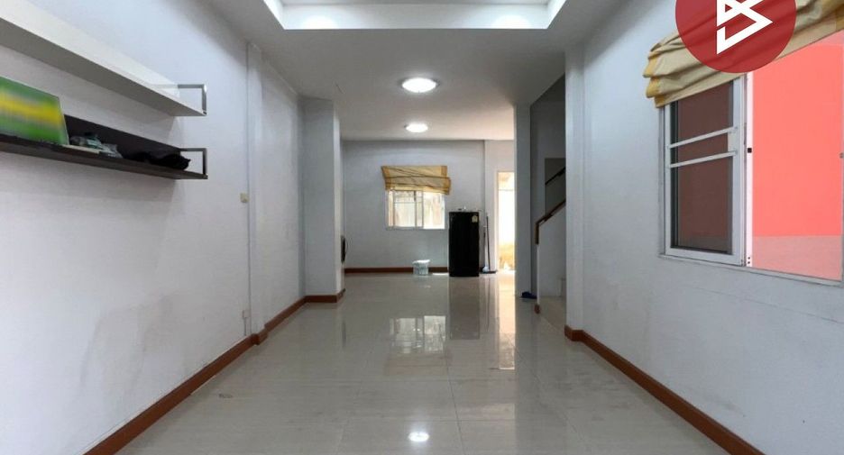 À vendre 3 chambres maison de ville à Krathum Baen, Samut Sakhon