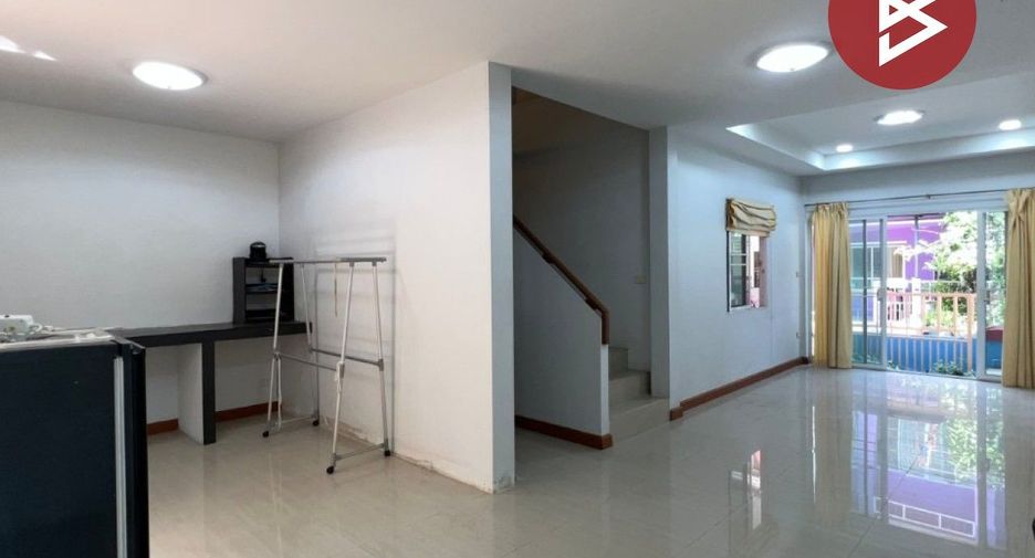 À vendre 3 chambres maison de ville à Krathum Baen, Samut Sakhon