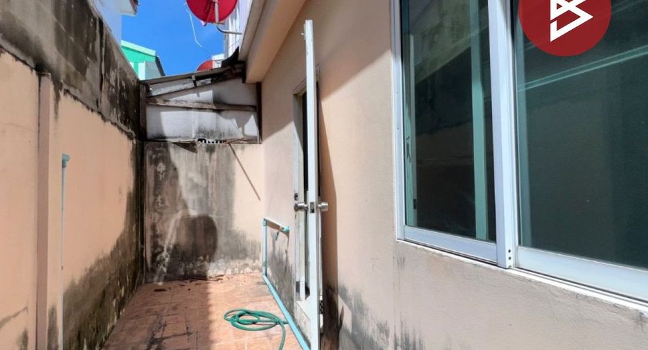 À vendre 3 chambres maison de ville à Krathum Baen, Samut Sakhon