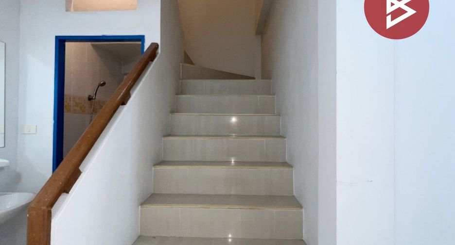 À vendre 3 chambres maison de ville à Krathum Baen, Samut Sakhon