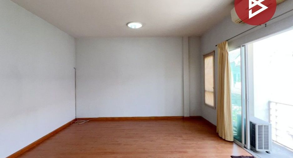 À vendre 3 chambres maison de ville à Krathum Baen, Samut Sakhon