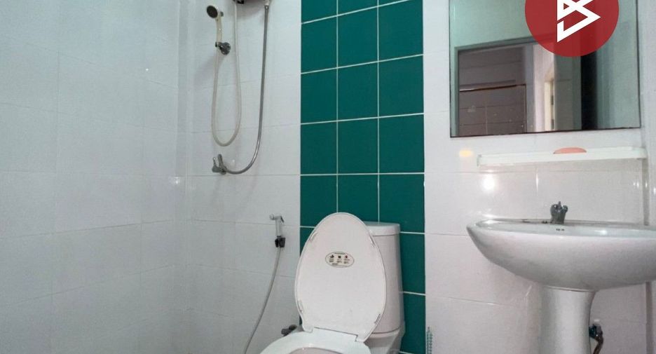 À vendre 3 chambres maison de ville à Krathum Baen, Samut Sakhon