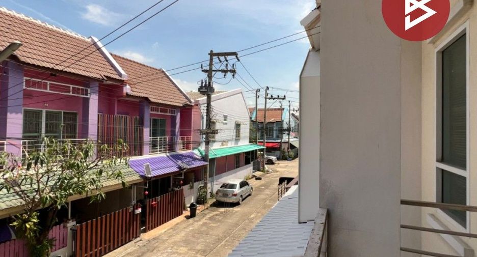 À vendre 3 chambres maison de ville à Krathum Baen, Samut Sakhon