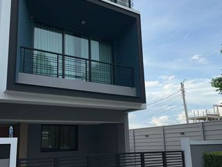 For rent 3 bedrooms townhouse in Saphan Sung, Bangkok