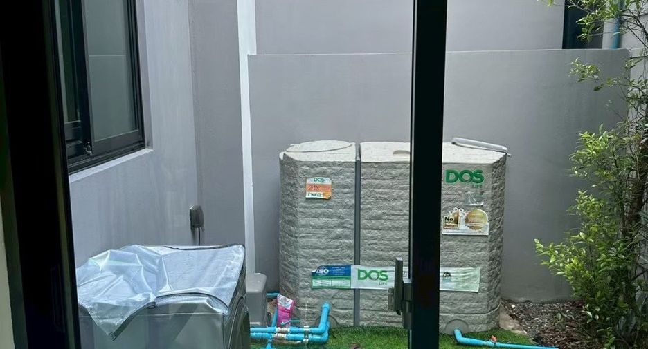 For rent 3 bedrooms townhouse in Saphan Sung, Bangkok