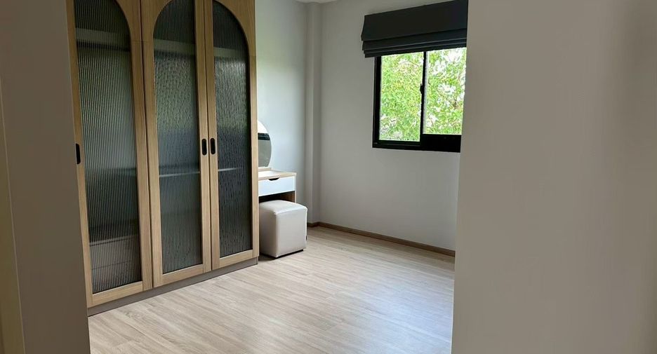 For rent 3 bedrooms townhouse in Saphan Sung, Bangkok