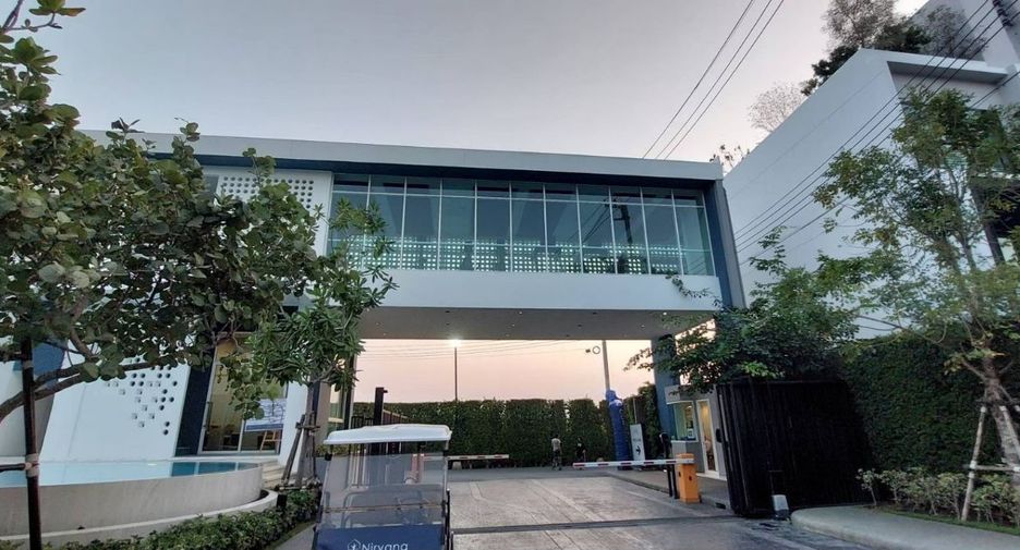 For rent 3 bedrooms townhouse in Saphan Sung, Bangkok