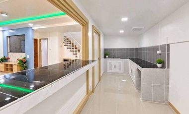 À vendre 3 chambres maison de ville à Sai Noi, Nonthaburi