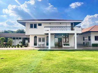 Casa en alquiler de 5 habitaciones en Bang Na, Bangkok