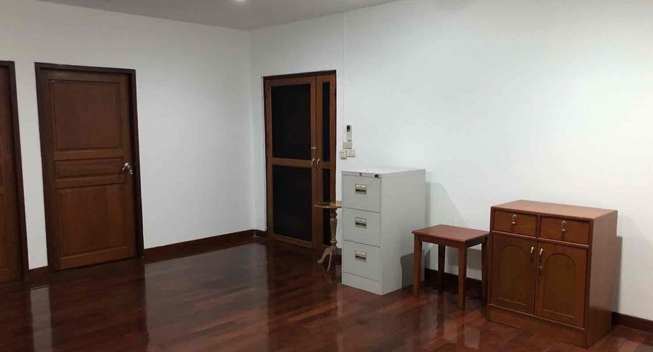 Casa en alquiler de 5 habitaciones en Bang Na, Bangkok