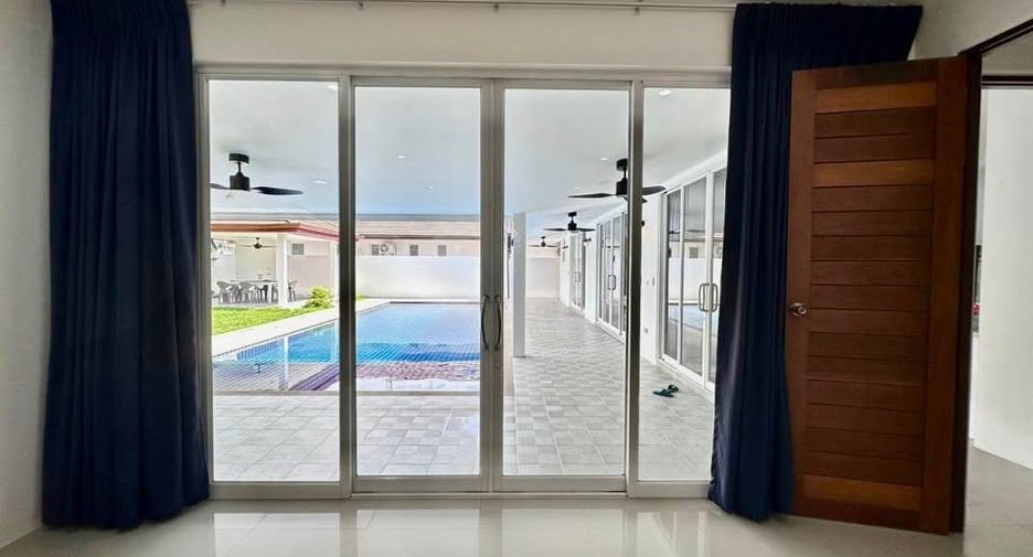 For rent 4 bedrooms villa in Bang Lamung, Chonburi