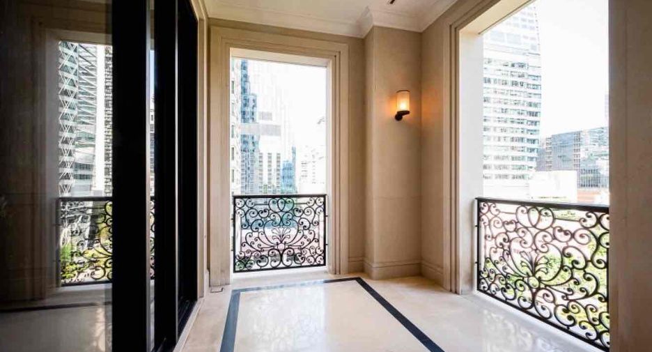 For rent 2 bedrooms condo in Pathum Wan, Bangkok