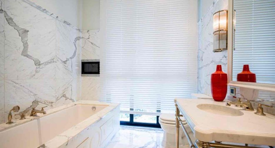 For rent 2 bedrooms condo in Pathum Wan, Bangkok