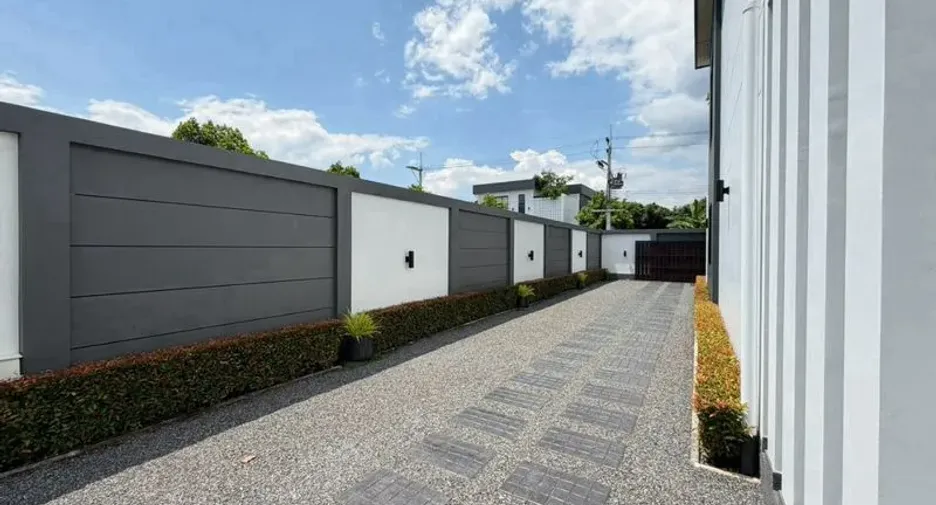 For sale 4 bedrooms villa in Hang Dong, Chiang Mai