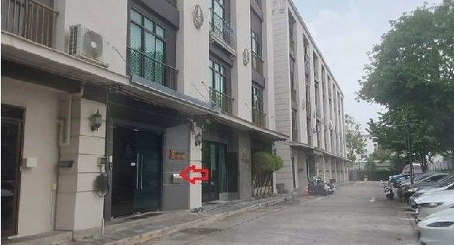 For sale 3 bedrooms retail Space in Wang Thonglang, Bangkok