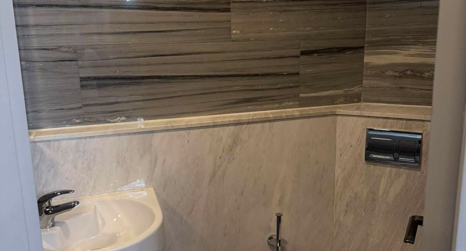 For rent 3 bedrooms condo in Watthana, Bangkok