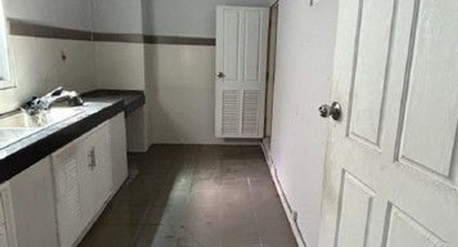 For sale 4 bedrooms retail Space in Bang Khae, Bangkok