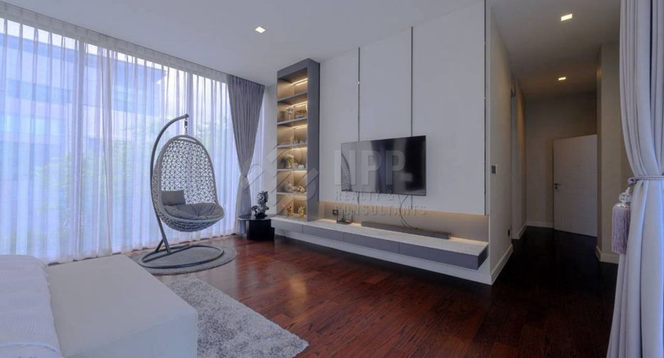 For sale 4 bedrooms house in Wang Thonglang, Bangkok