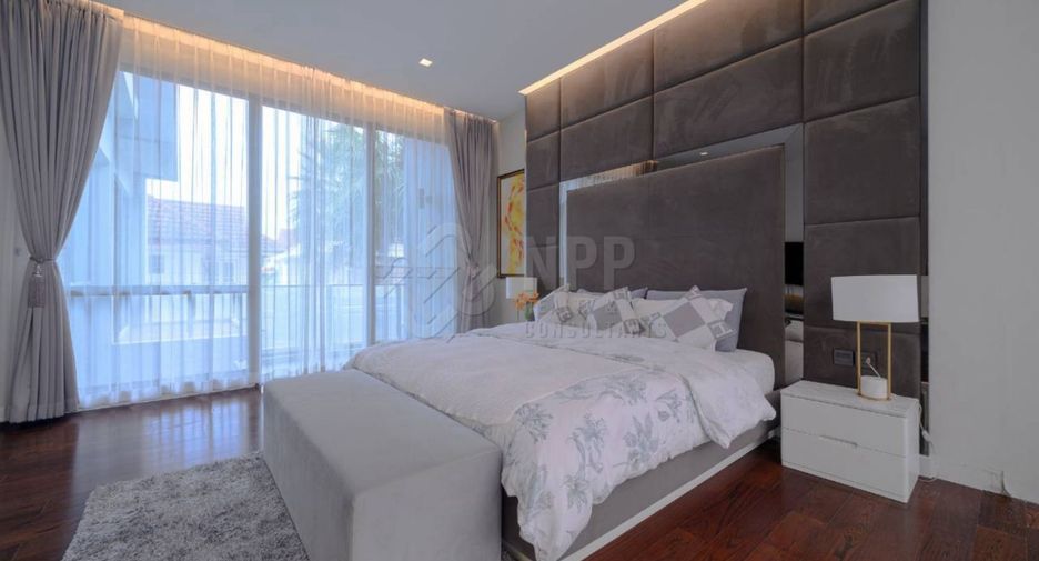 For sale 4 bedrooms house in Wang Thonglang, Bangkok