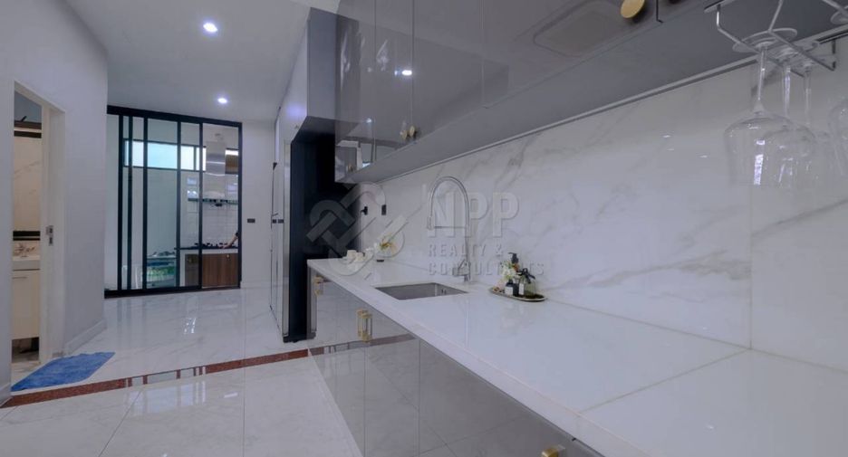 For sale 4 bedrooms house in Wang Thonglang, Bangkok