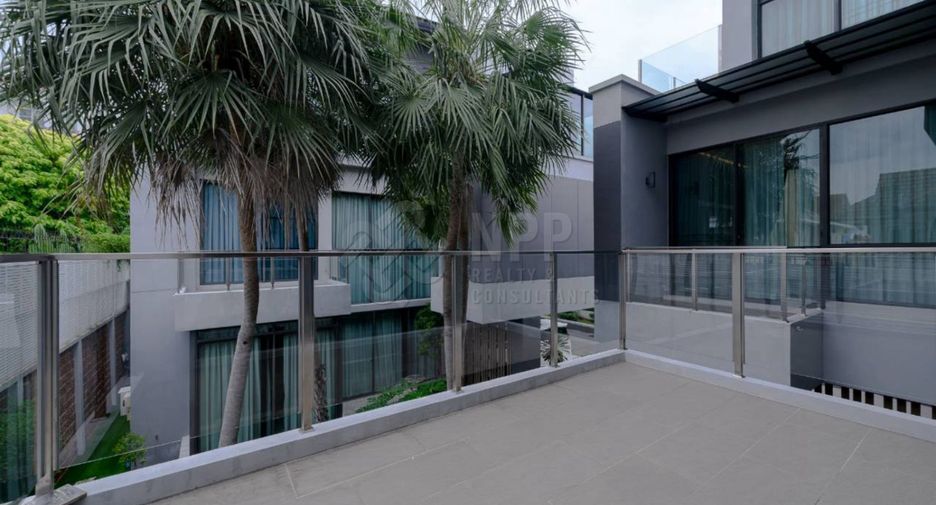 For sale 4 bedrooms house in Wang Thonglang, Bangkok