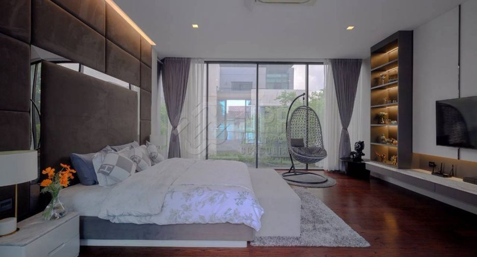 For sale 4 bedrooms house in Wang Thonglang, Bangkok