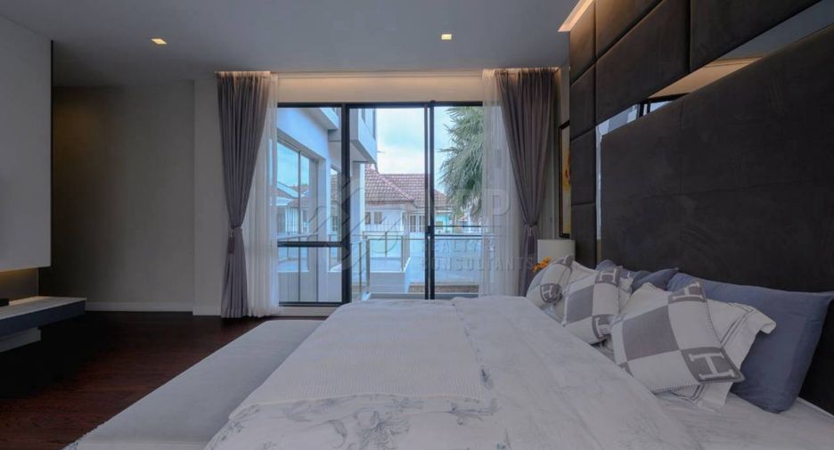 For sale 4 bedrooms house in Wang Thonglang, Bangkok