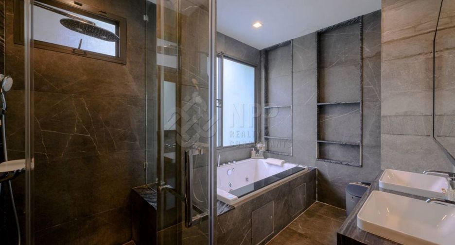For sale 4 bedrooms house in Wang Thonglang, Bangkok