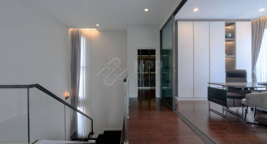 For sale 4 bedrooms house in Wang Thonglang, Bangkok