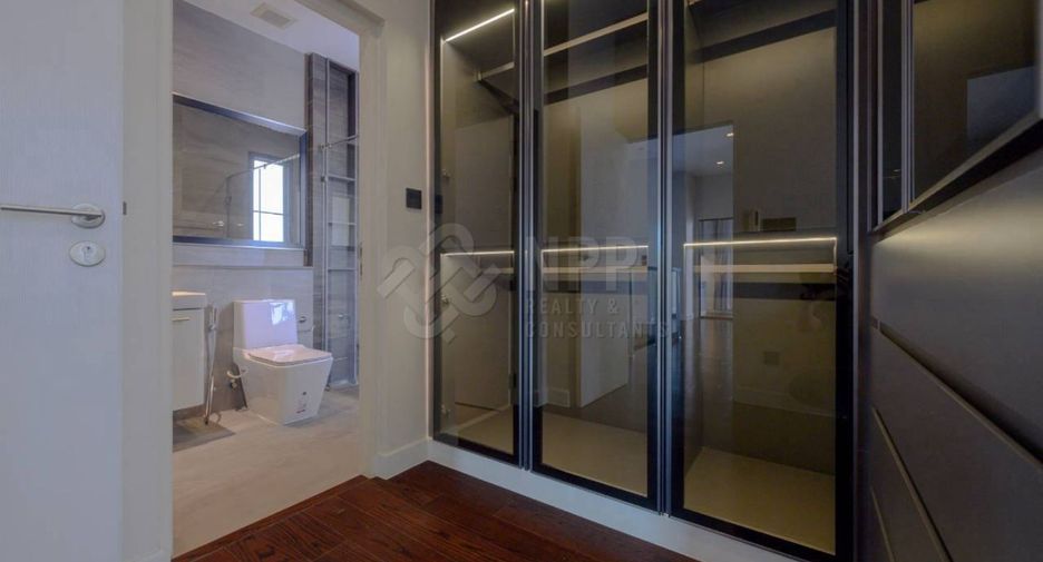For sale 4 bedrooms house in Wang Thonglang, Bangkok