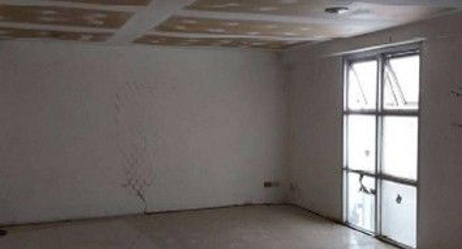 For sale 6 bedrooms retail Space in Lat Krabang, Bangkok