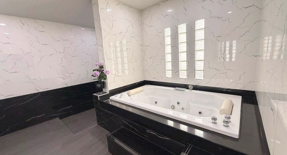 For sale 4 bedrooms villa in Bang Lamung, Chonburi