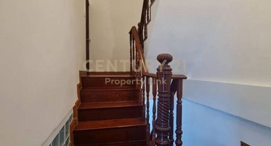 For sale 4 bedrooms townhouse in Din Daeng, Bangkok