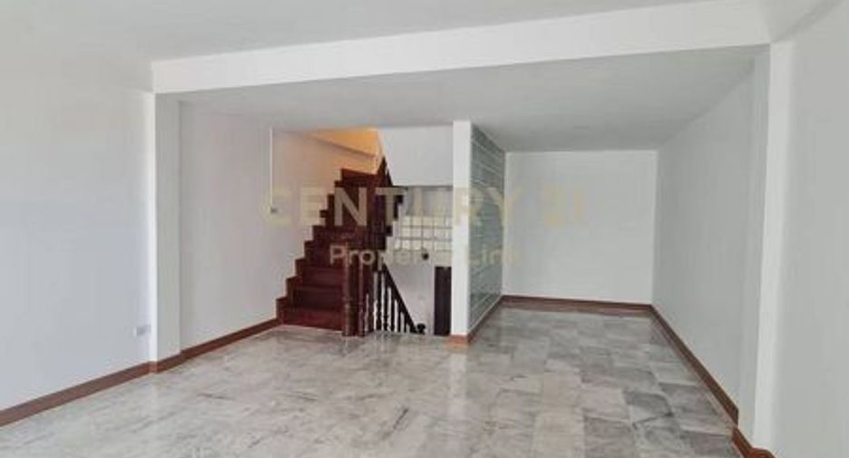 For sale 4 bedrooms townhouse in Din Daeng, Bangkok