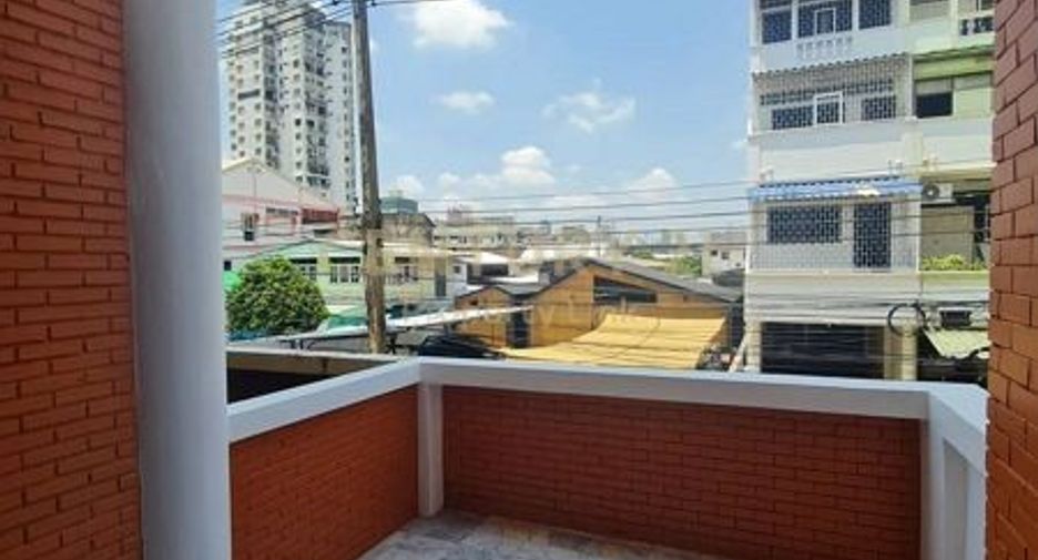 For sale 4 bedrooms townhouse in Din Daeng, Bangkok