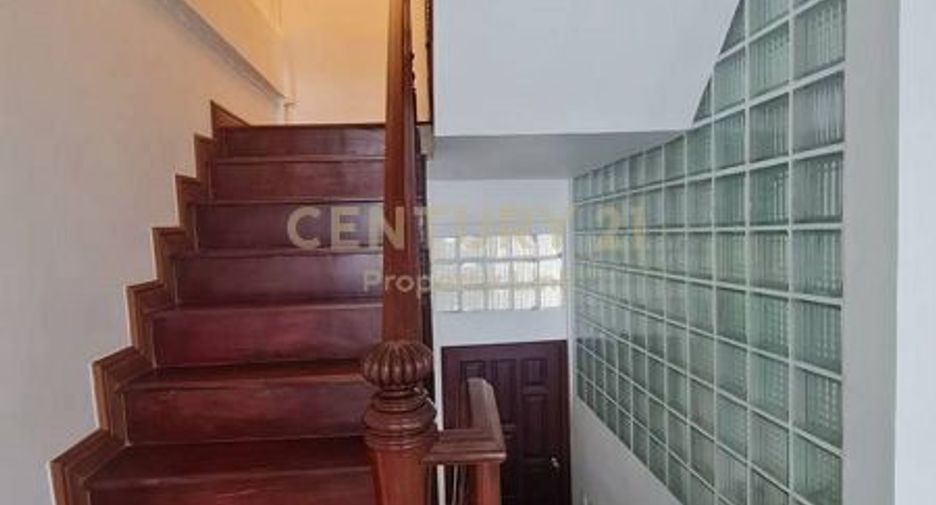 For sale 4 bedrooms townhouse in Din Daeng, Bangkok