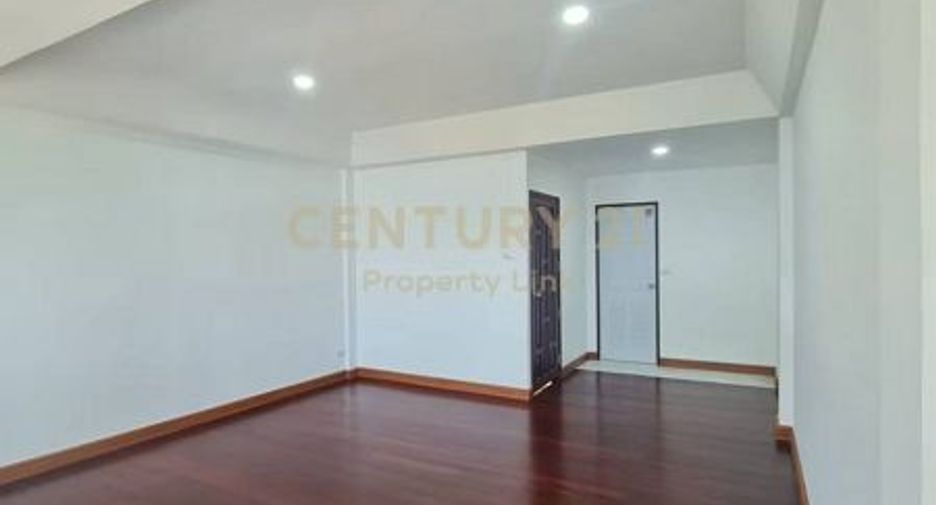 For sale 4 bedrooms townhouse in Din Daeng, Bangkok