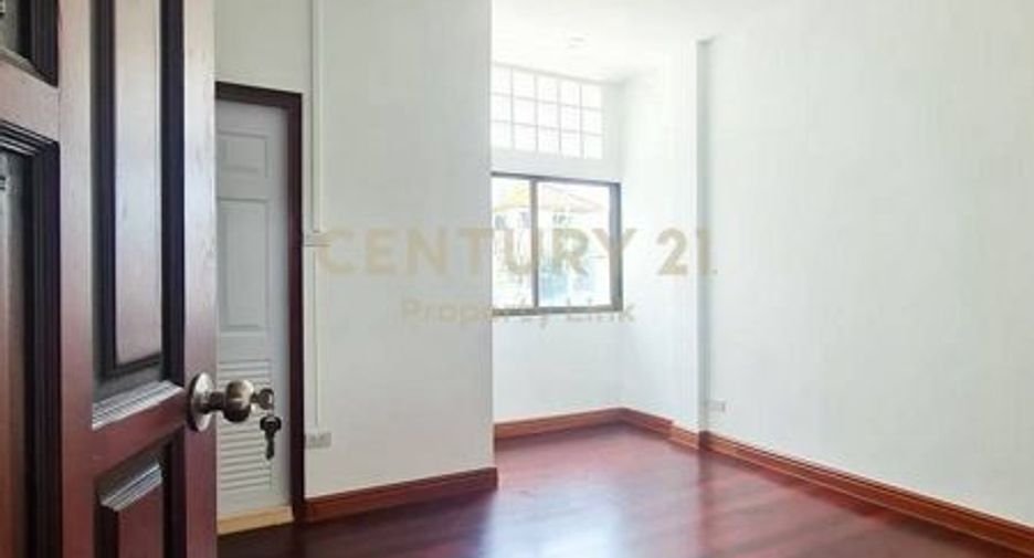 For sale 4 bedrooms townhouse in Din Daeng, Bangkok