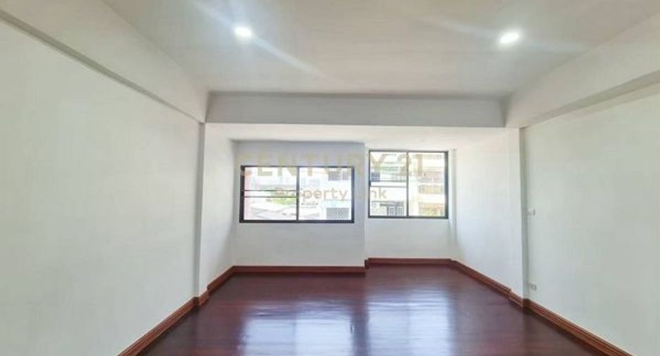 For sale 4 bedrooms townhouse in Din Daeng, Bangkok