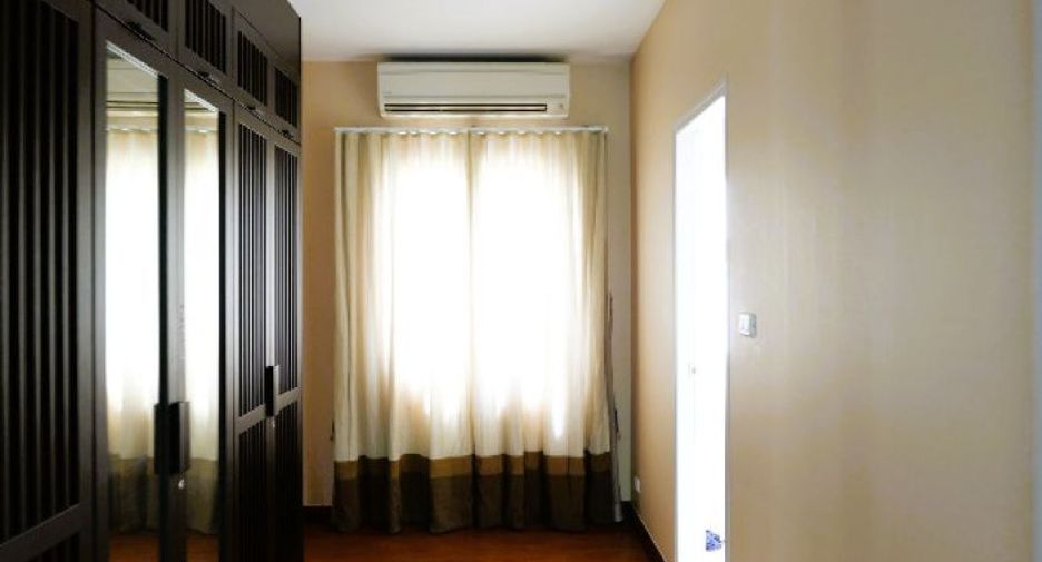 For sale 3 bedrooms townhouse in Phasi Charoen, Bangkok