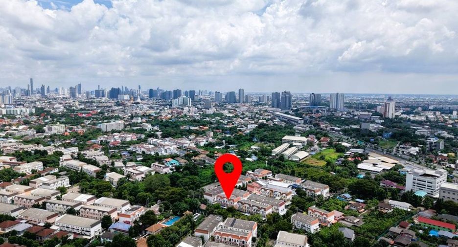 For sale 3 bedrooms townhouse in Phasi Charoen, Bangkok