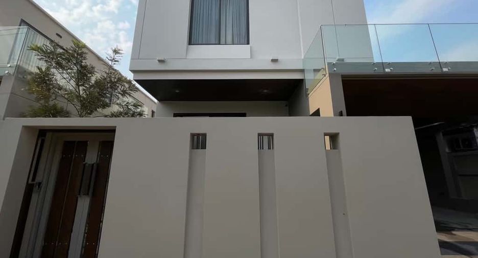 For rent and for sale 4 bedrooms house in San Kamphaeng, Chiang Mai
