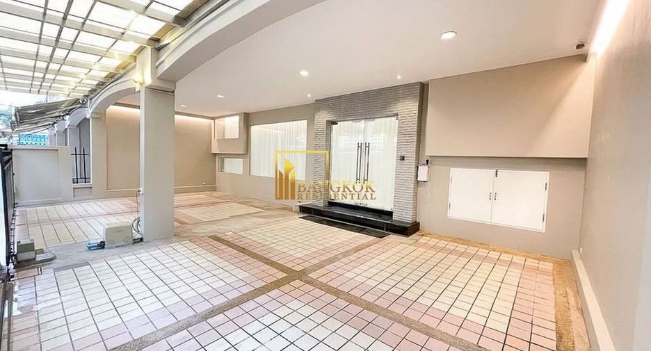 For rent 5 bedrooms townhouse in Yan Nawa, Bangkok