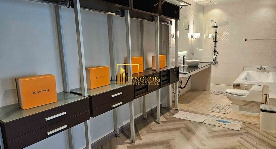 For rent 5 bedrooms townhouse in Yan Nawa, Bangkok