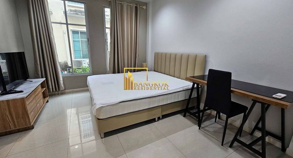 For rent 5 bedrooms townhouse in Yan Nawa, Bangkok