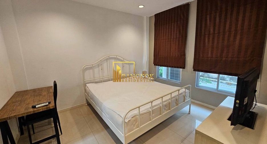 For rent 5 bedrooms townhouse in Yan Nawa, Bangkok