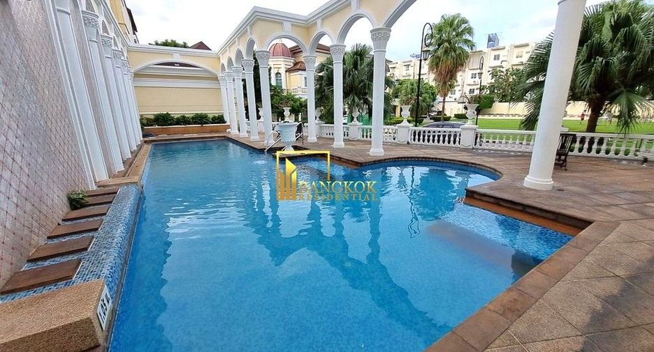 For rent 5 bedrooms townhouse in Yan Nawa, Bangkok