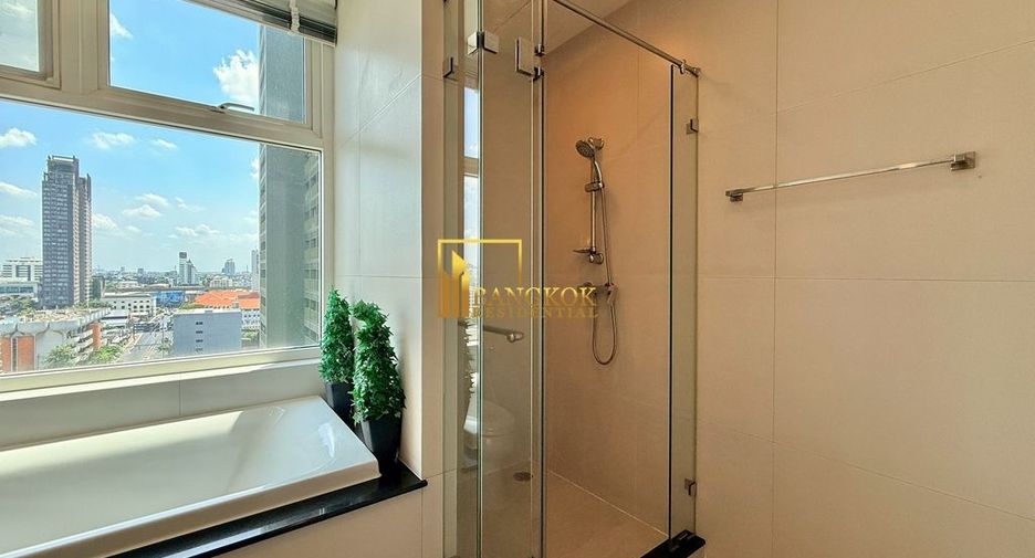 For rent 3 bedrooms apartment in Watthana, Bangkok