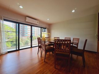 À louer 3 chambres appartement avec services à Khlong Toei, Bangkok