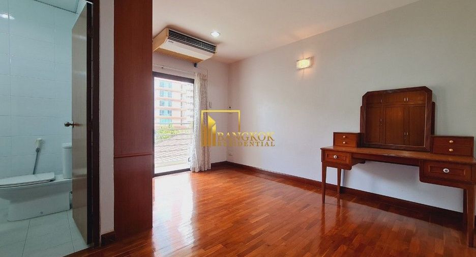 À louer 3 chambres appartement avec services à Khlong Toei, Bangkok